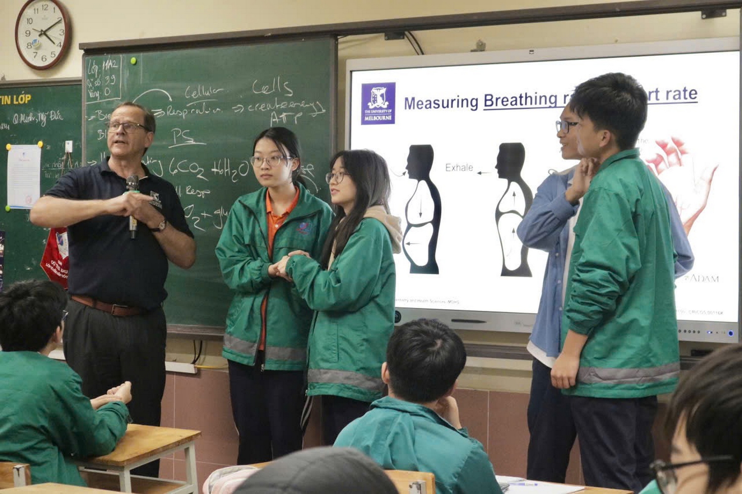 Học sinh khối 11 Trường Nguyễn Tất Thành trải nghiệm tiết học đặc biệt cùng giảng viên Đại học Melbourne (Úc)