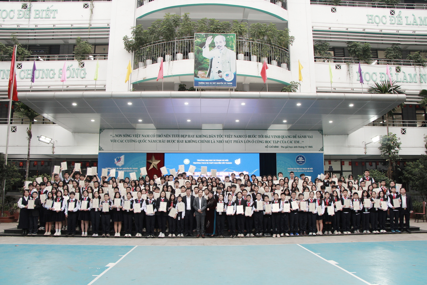 Vinh danh học sinh tiêu biểu và trao học bổng Nguyễn Tất Thành lần thứ 54