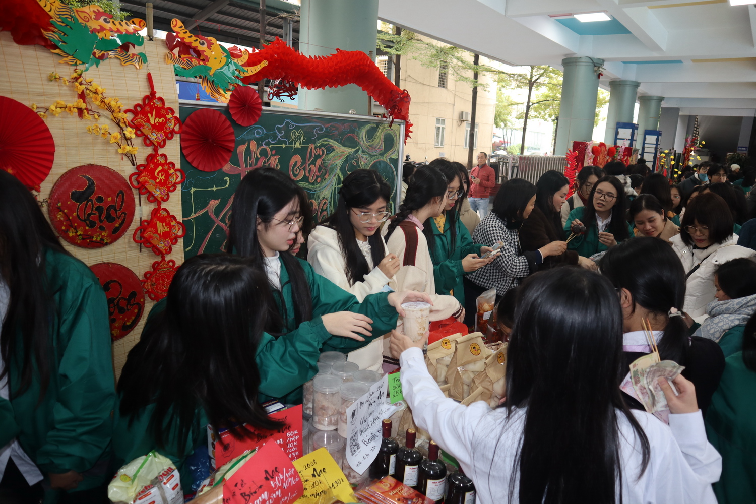 Hội chợ xuân: Rộn ràng sắc Tết, ấm áp yêu thương