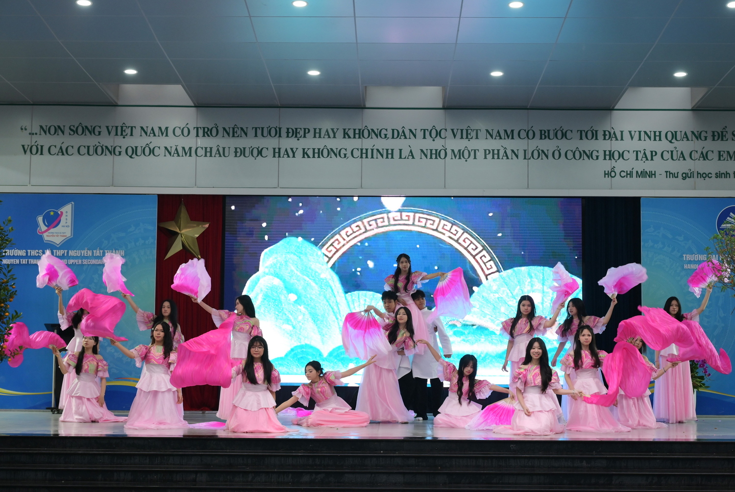 Hương sắc tháng Ba - Vẻ đẹp từ yêu thương