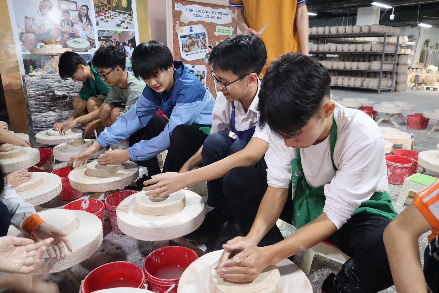 Học sinh Nhật Bản trải nghiệm một ngày làm học sinh của ngôi trường mang tên Bác