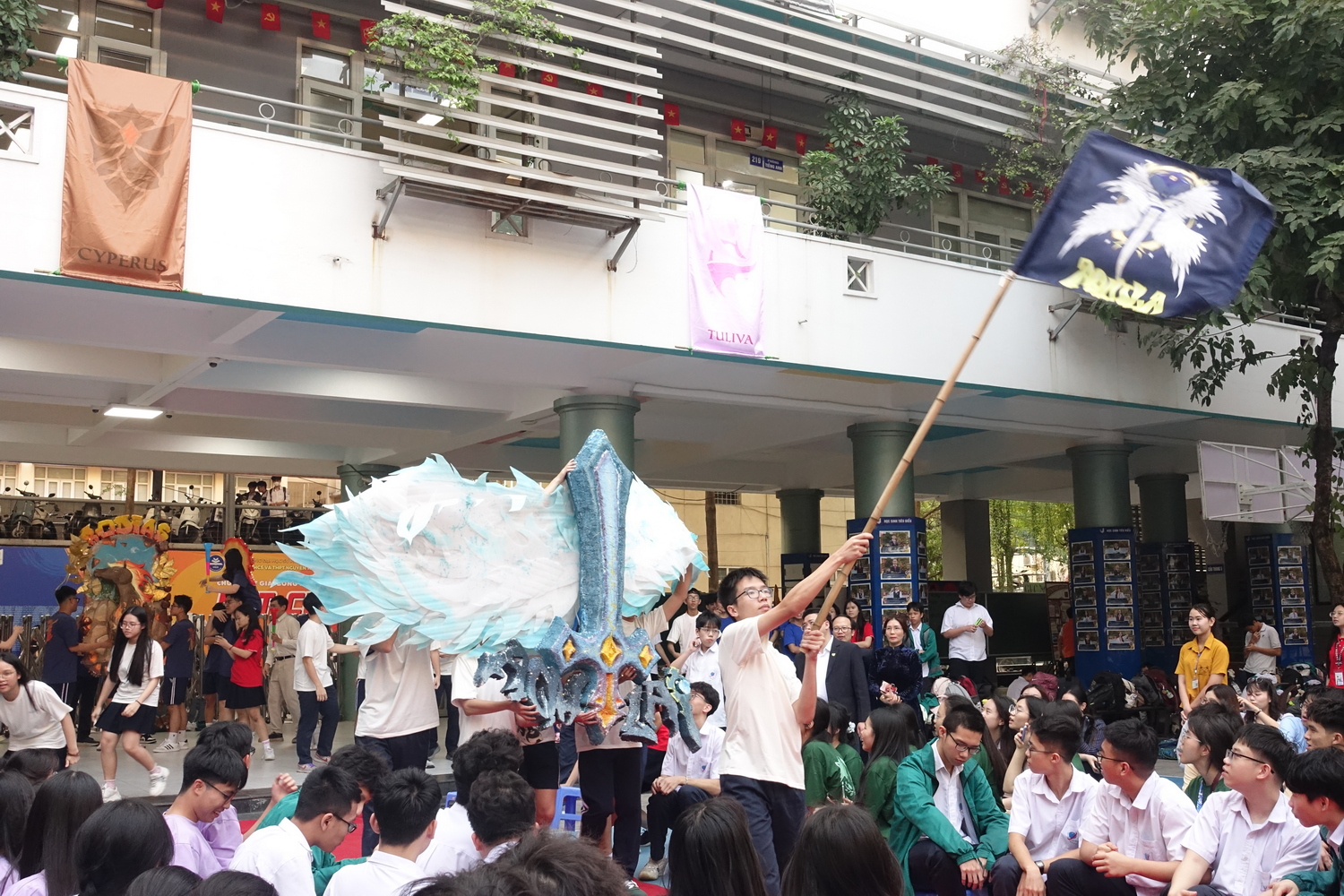 Tiền sự kiện English Festival 2026: Khi nhịp đập trẻ nhuộm rực sân trường Nguyễn Tất Thành