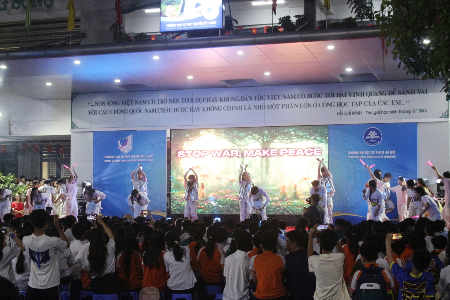 Dạ hội Tiếng Anh 2026: Lời kêu gọi hòa bình