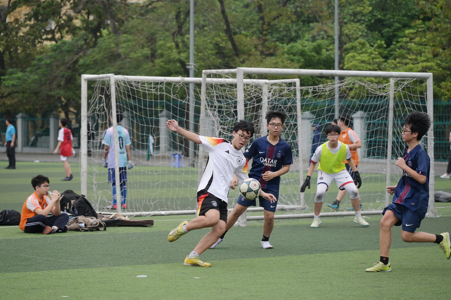 Sức nóng tháng Ba: Những “cơn lốc” trên sân cỏ