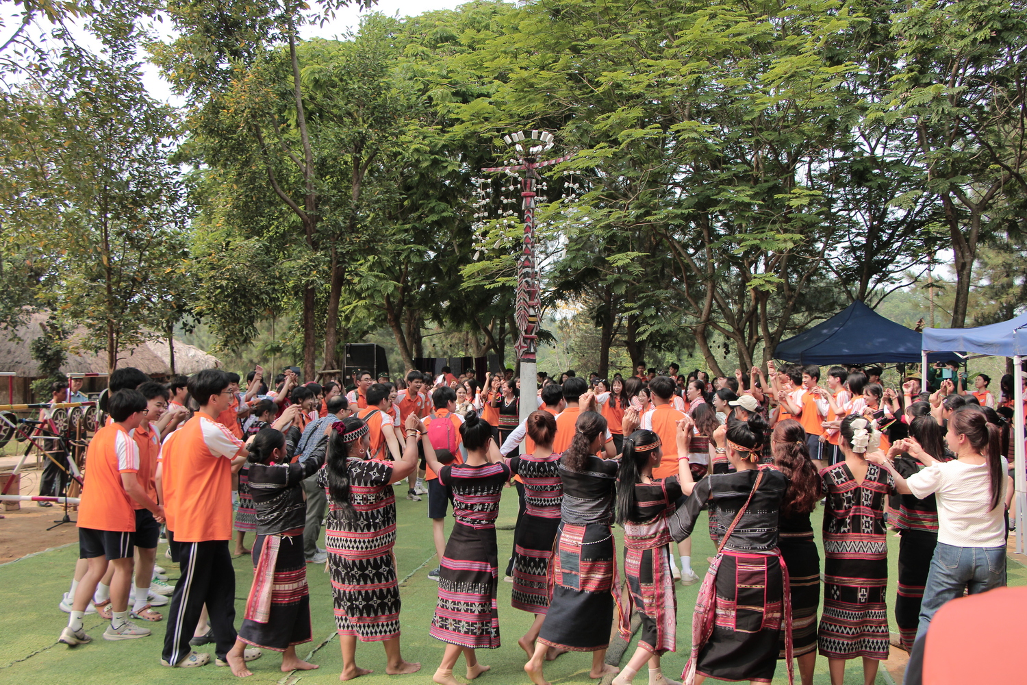 Bước ra từ trang sách để “chạm” vào cuộc sống