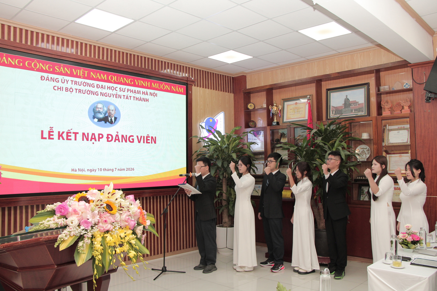Lễ kết nạp đảng viên mới: Gieo mầm lí tưởng, vun đắp tương lai
