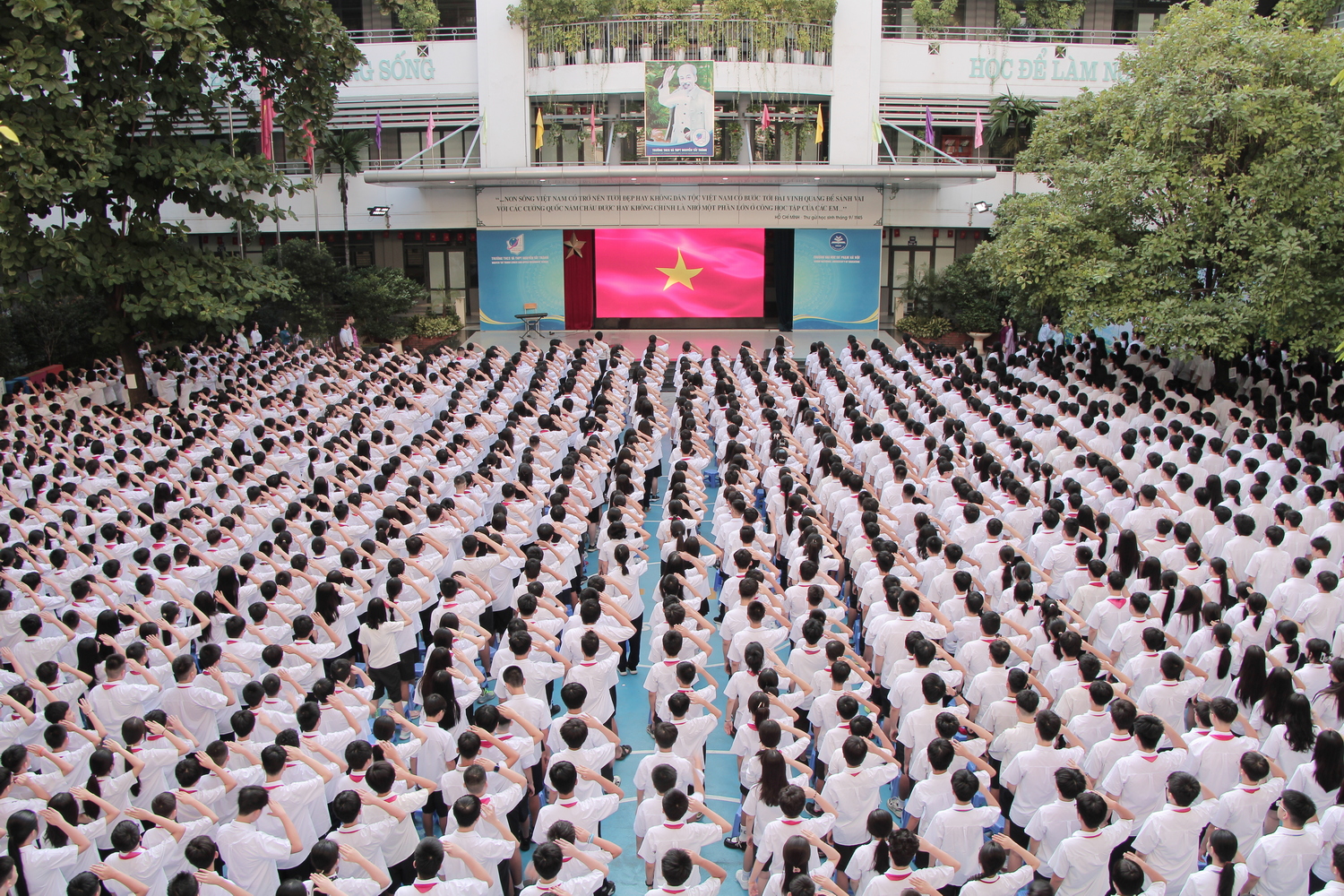 Giờ sinh hoạt dưới cờ đầu tiên của năm học 2026 - 2027: Niềm vui rộn ràng trong ngày tựu trường