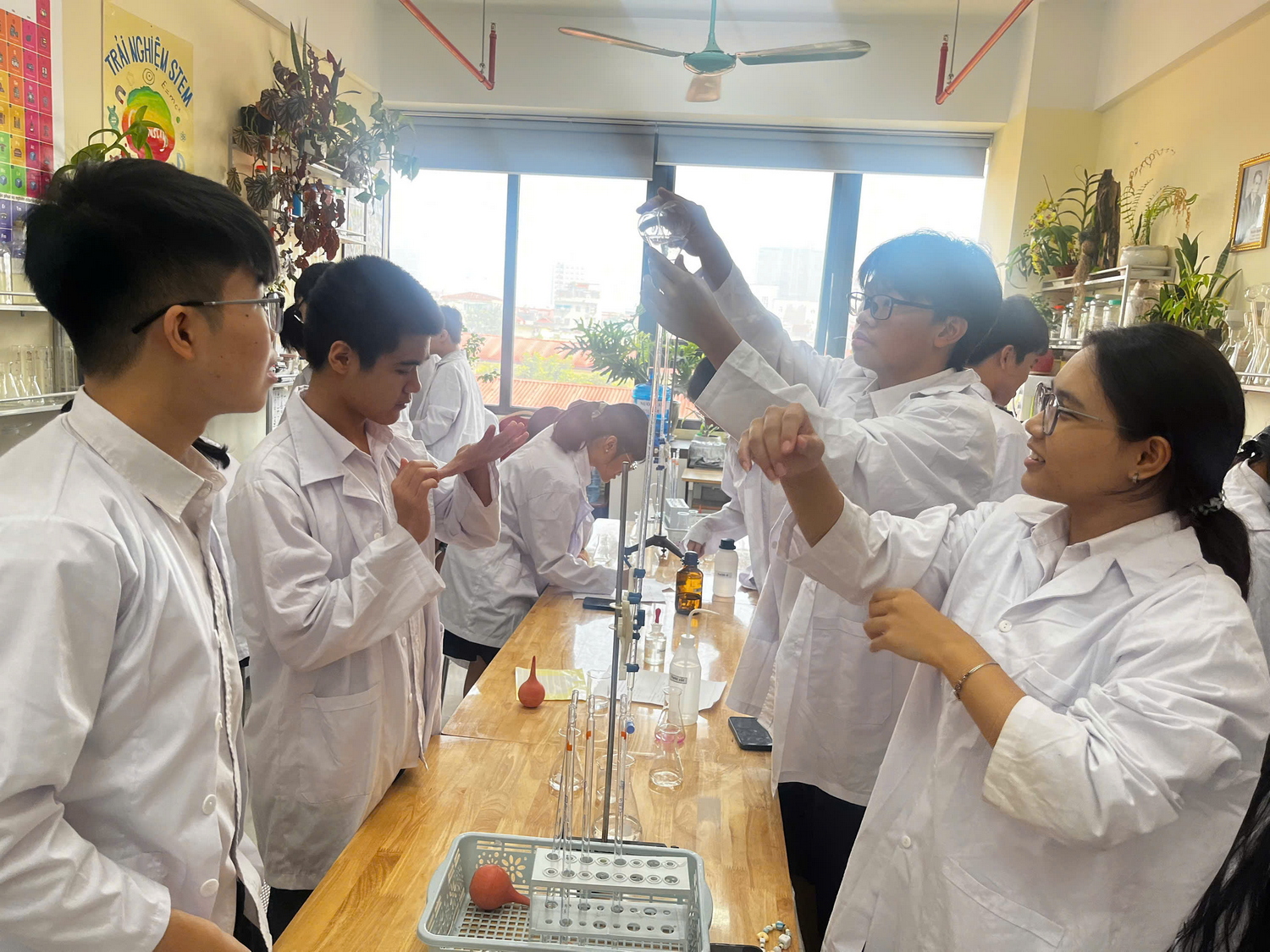 Khám phá Hoá học qua thực hành: Trải nghiệm “Chuẩn độ acid - base” của học sinh Khối 11