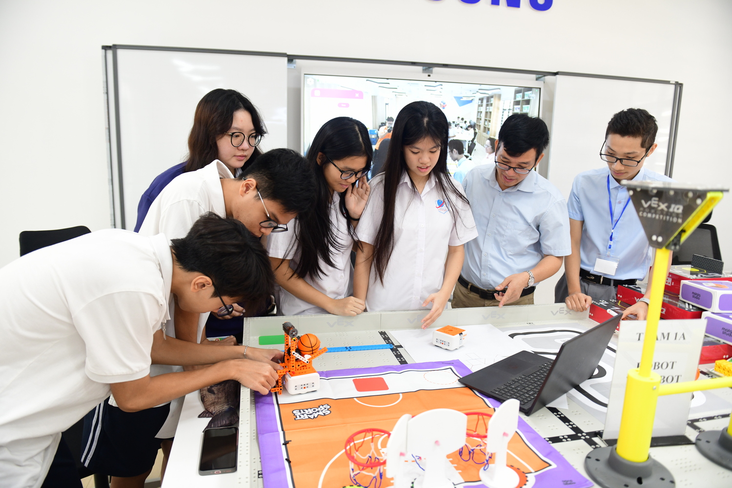 Hành trình khám phá STEM: Khi khoa học bước ra từ trang sách