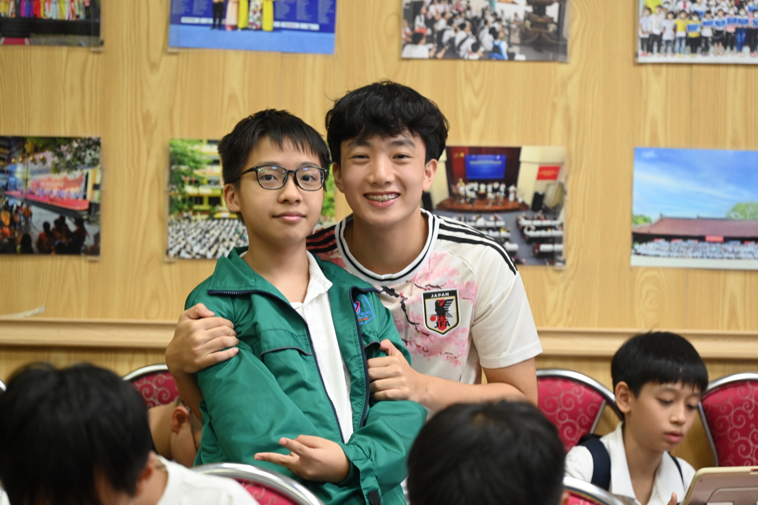 Khi những lá thư thay lời chia tay đoàn học sinh và giáo viên trường Raffles Institution (Singapore)