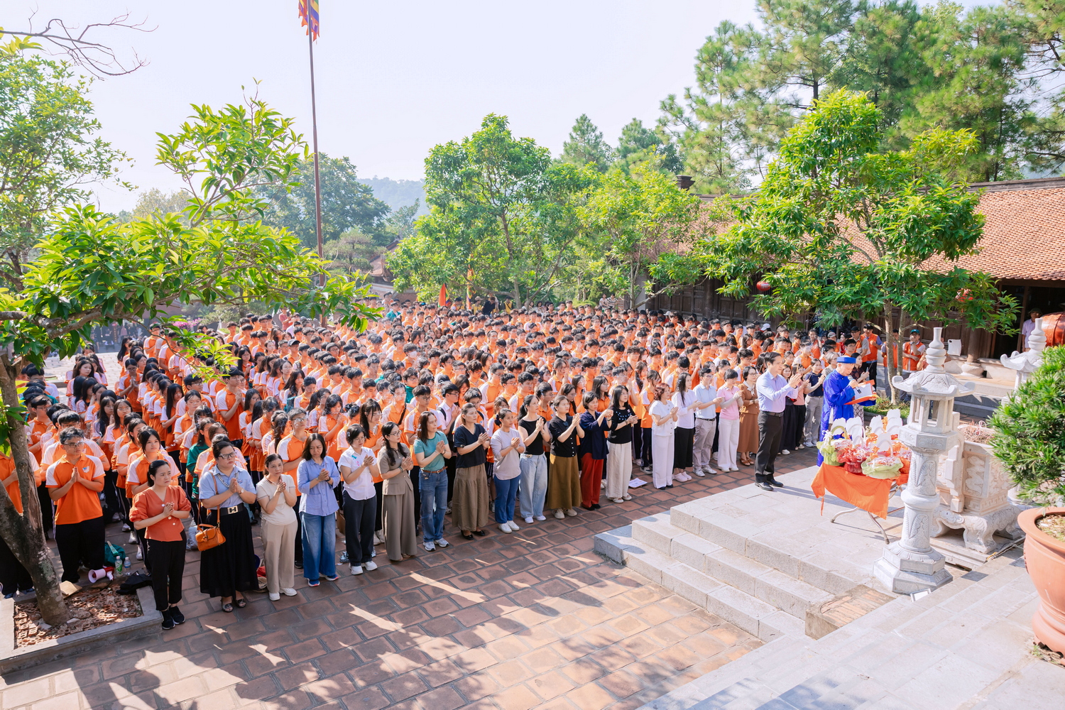 Hoạt động trải nghiệm, hướng nghiệp của học sinh Khối 12 tại Khu di tích lịch sử văn hoá Đền thờ Chu Văn An và Chùa Côn Sơn (Hải Phòng)