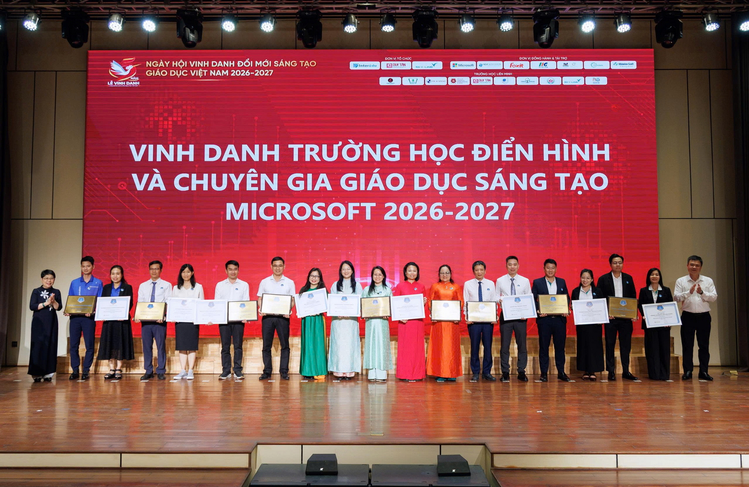 Dấu ấn Trường THCS và THPT Nguyễn Tất Thành tại Ngày hội Vinh danh Đổi mới sáng tạo Giáo dục Việt Nam 2026 - 2027